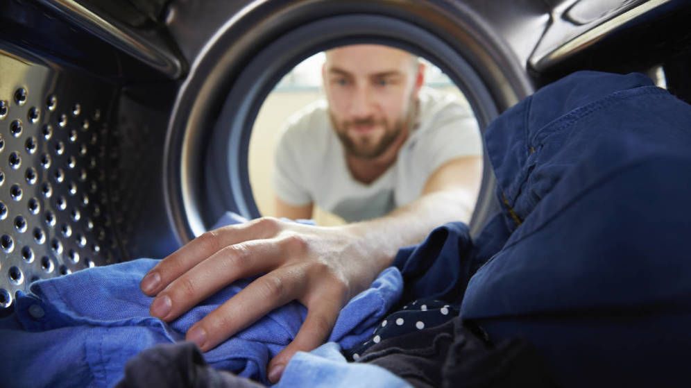 Los peores errores que cometes al lavar la ropa: por esto queda tan mal